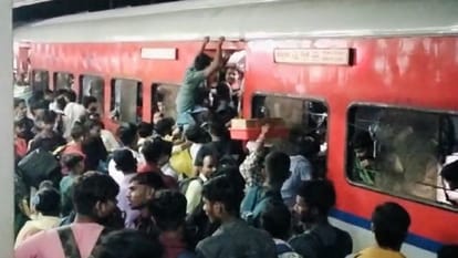 ट्रेन में चढ़ने के लिए मची मारामारी