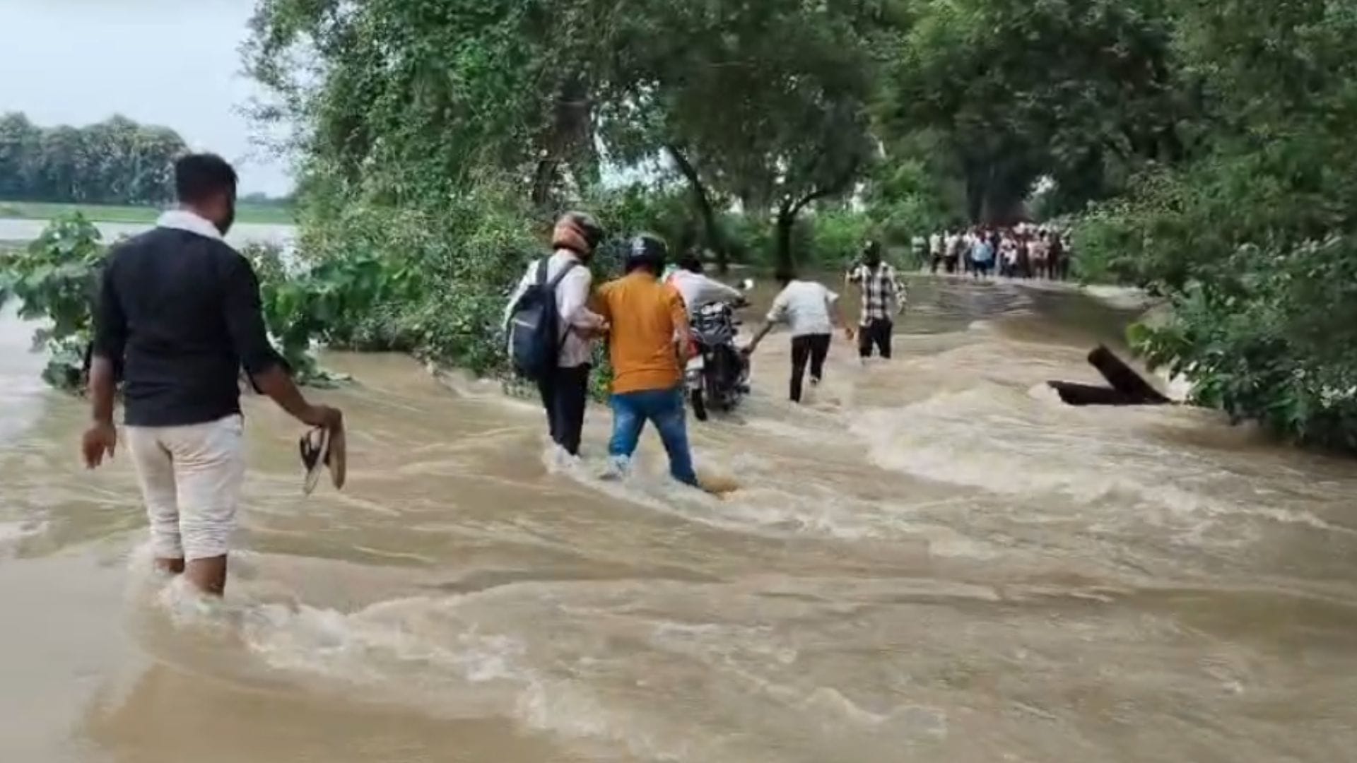 उफान पर आई कर्मनाशा नदी