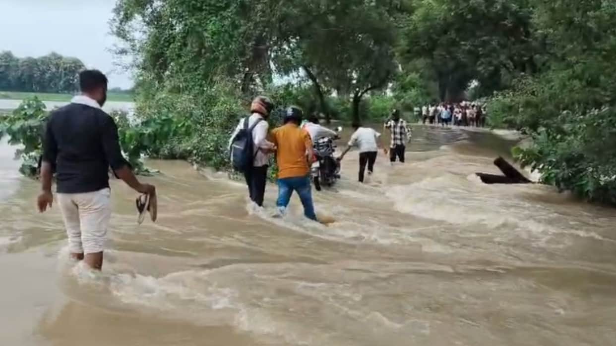 Bihar Flood Alert Swelling Karmanasa River Snaps UP-Bihar Connectivity