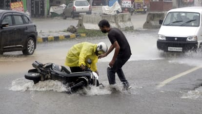 सड़कों पर जलभराव के बीच वाहन समेत पानी में गिरा चालक