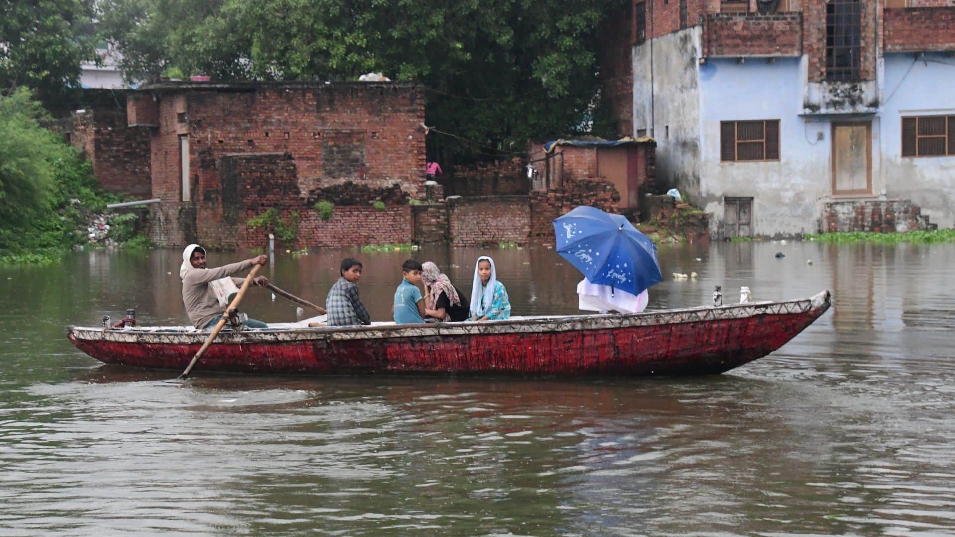 Arrived relief camps belongings Ganga water level above danger mark Varuna also rising in varanasi