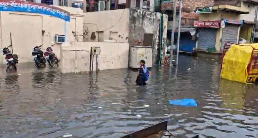 वृंदावन थाने के पास जलमग्न हुआ मार्ग