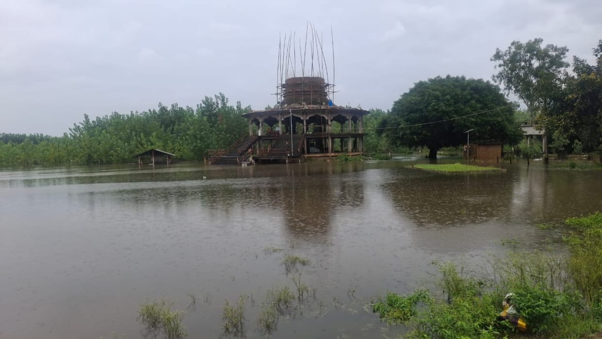 Sharda River water enters Chandiya Hazara village Flood situation in Pilibhit