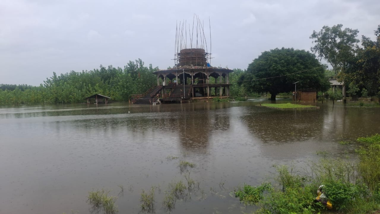 न्यूरिया-भरतपुर कॉलोनी मार्ग पर स्थित शिव मंदिर परिसर में भरा खकरा नदी का पानी