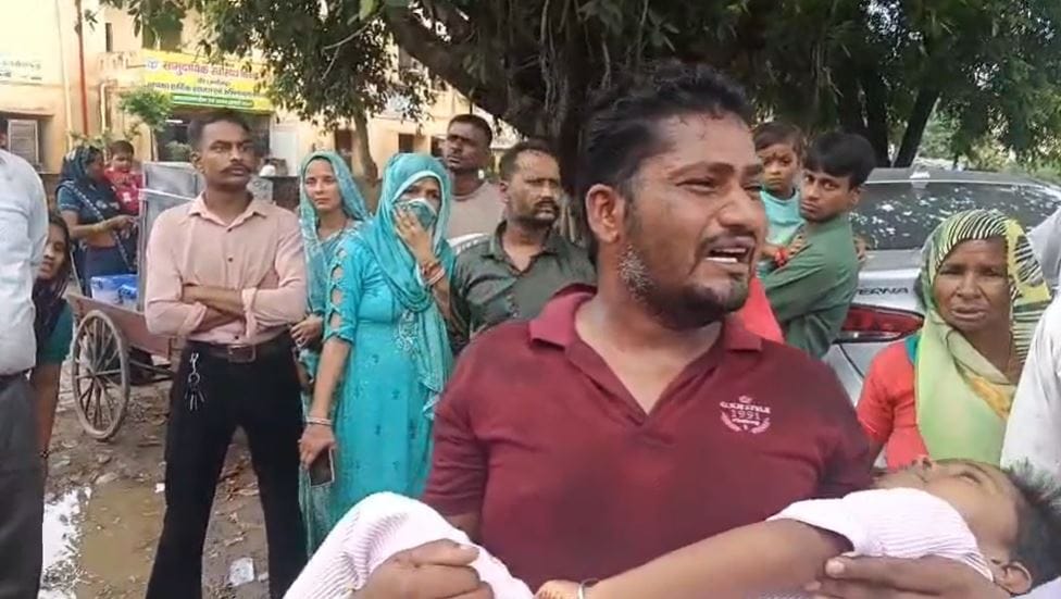 चाचा की गोद में मृतक भतीजी