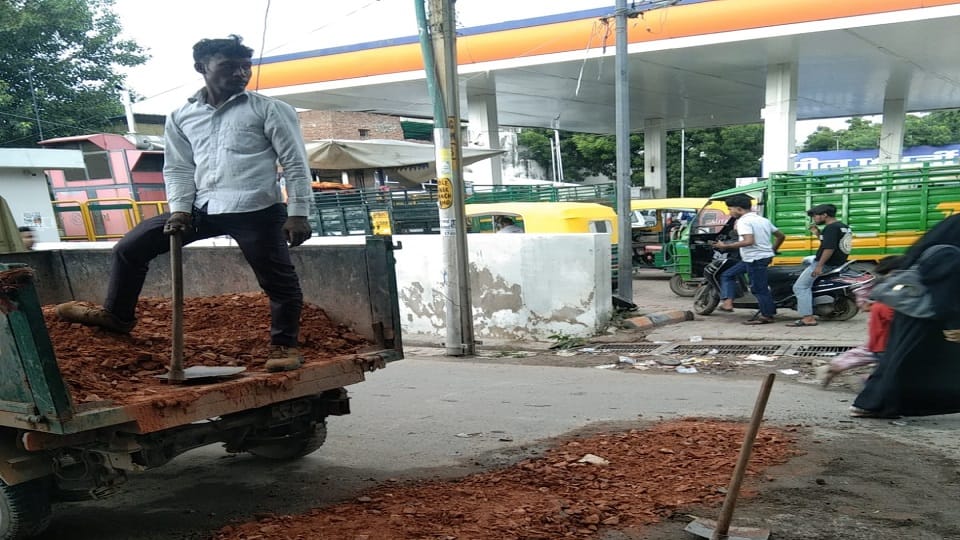 Amar Ujala Impact: Agra Municipal Team Repairs Sunken Road at Gajanan Nagar Turn