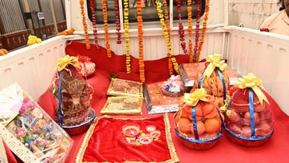 बाबा विश्वनाथ ने मथुरा भेजा लड्डू गोपाल को उपहार
