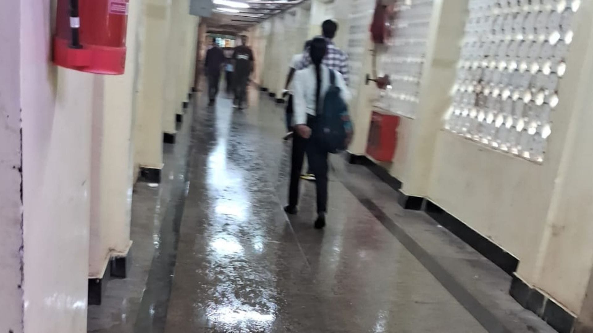 बीएचयू अस्पताल की गैलेरी की फर्श पर पानी।