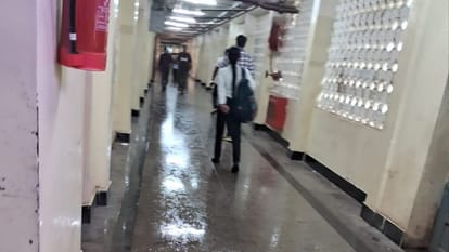 Rain in varanasi Knee-deep water at Godowlia waterlogging in 35 areas BHU hospital campus inundated