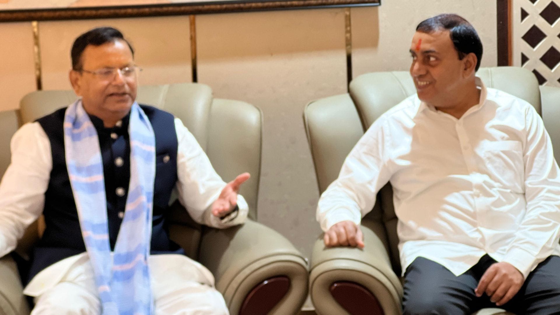 भाजपा प्रदेश अध्यक्ष पंकज चौधरी के साथ अशोक चौरसिया।