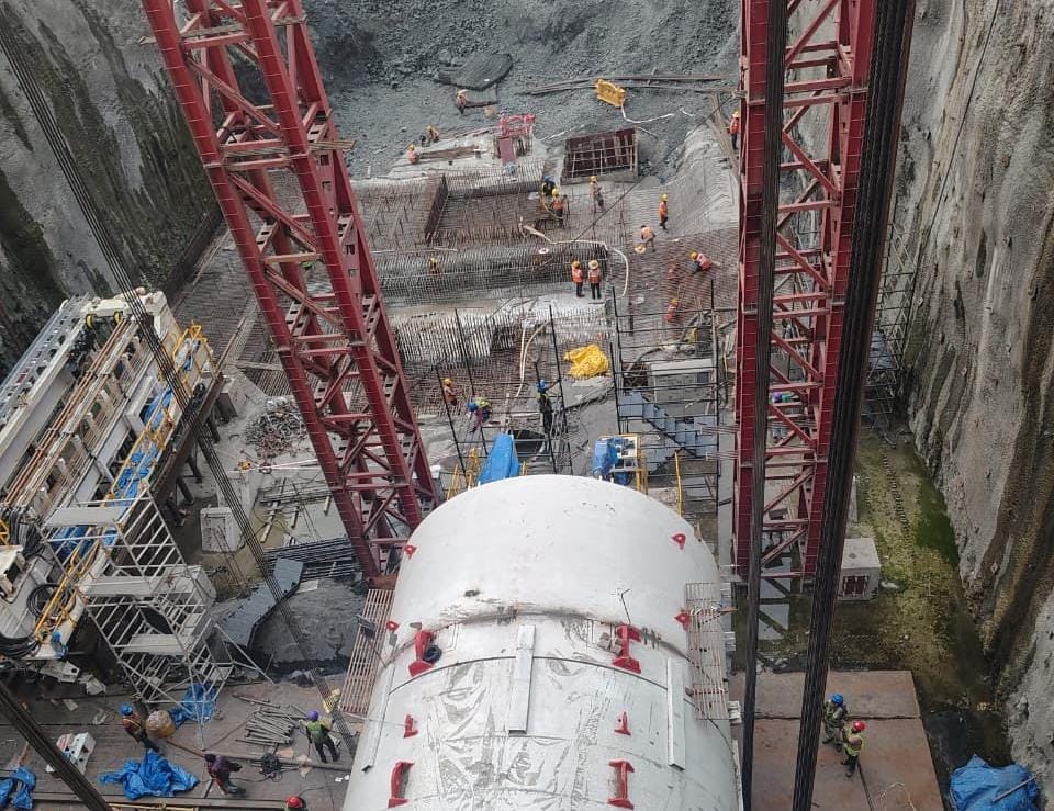 Indore: 'Narmada' ready for Indore's underground metro track; 410-tonne machine lowered into the shaft.