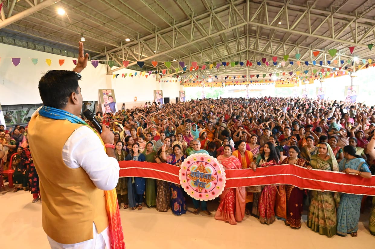 Bhopal: Thousands of sisters flocked to tie Rakhis to Rameshwar Sharma; he said, "This affection from my siste