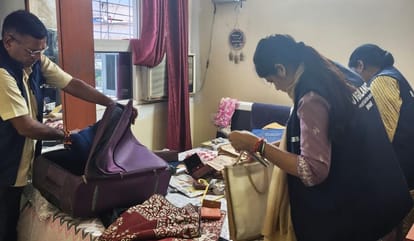 इंजीनियर के घर को खंगालती विजिलेंस की टीम।