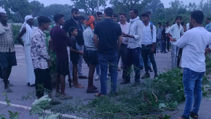 बांदा-कानपुर मार्ग पर पेड़ व अवरोध डालकर लगाया गया जाम