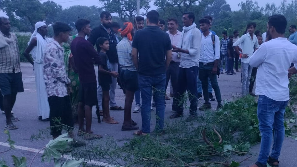 बांदा-कानपुर मार्ग पर पेड़ व अवरोध डालकर लगाया गया जाम