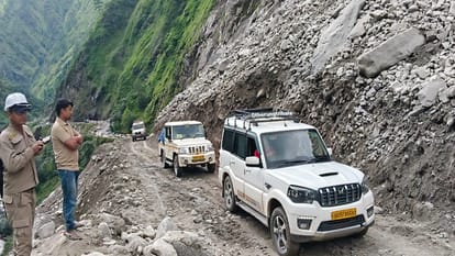 चीन सीमा को जोड़ने वाली तवाघाट-गुंजी रोड पर मलघाट में 33 घंटे बाद बुधवार अपराह्न शुरू हो सका यातायात