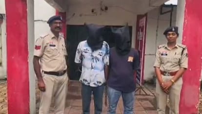 पुलिस हिरासत में दोनों आरोपी