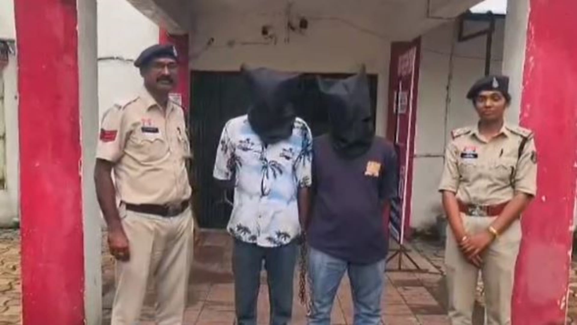 पुलिस हिरासत में दोनों आरोपी