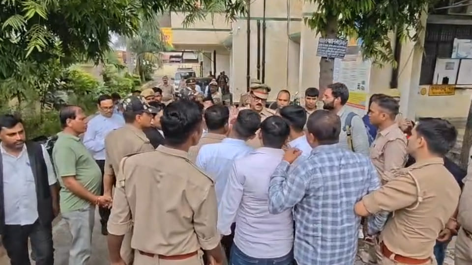 एआरटीओ कार्यालय में इकट्ठा बाहरी लोगों से पूछताछ करती पुलिस