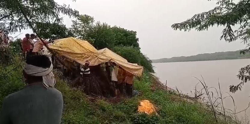 Rain Halts Cremation in Agra Villagers Hold Tarpaulin Over Pyre for an Hour