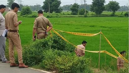 घटनास्थल पर जांच करती पुलिस