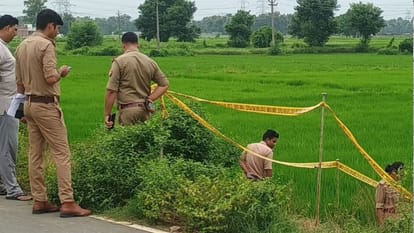घटनास्थल पर जांच करती पुलिस