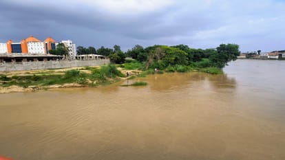 गर्रा नदी में बढ़ रहा जलस्तर