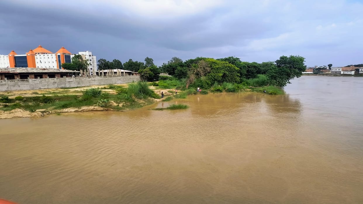 Water level of the Garra River rising rapidly in Shahjahanpur