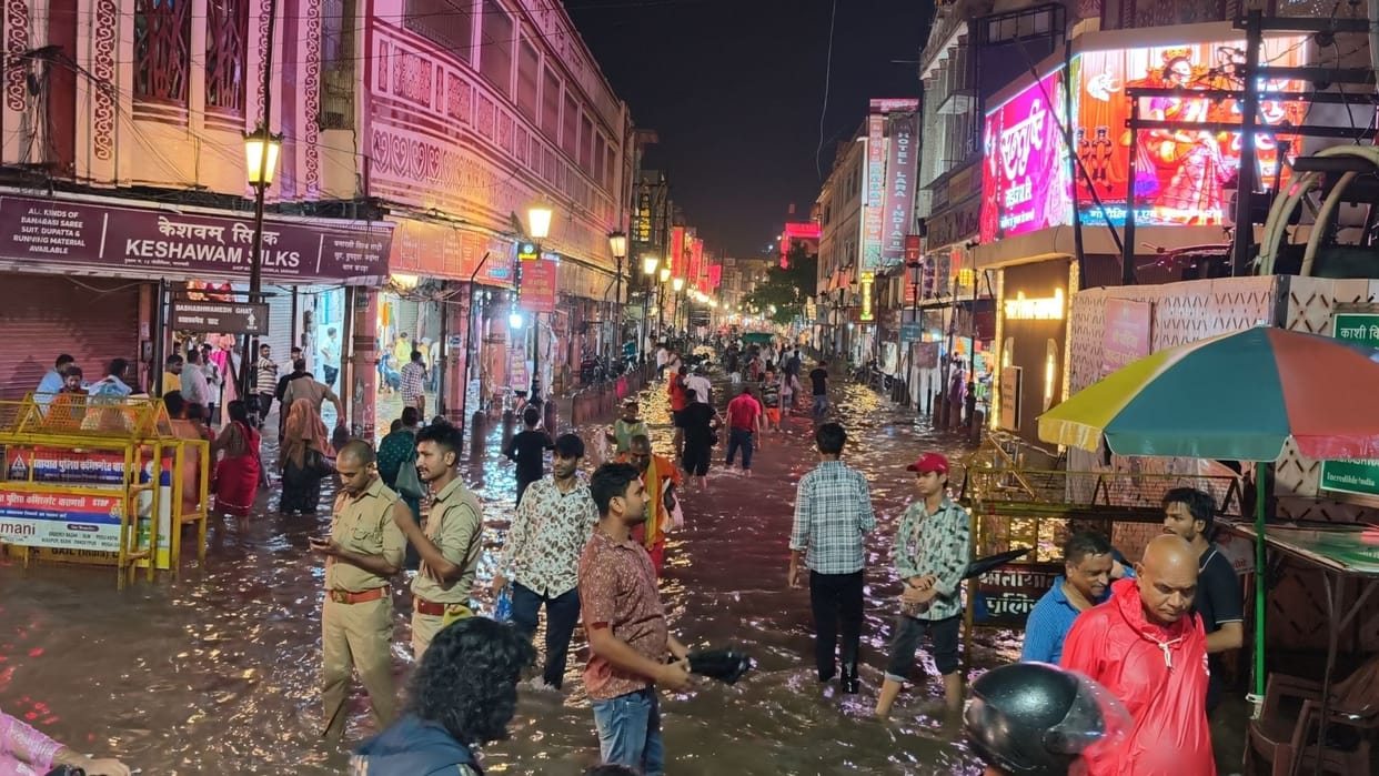 Rain in varanasi Knee-deep water at Godowlia waterlogging in 35 areas BHU hospital campus inundated