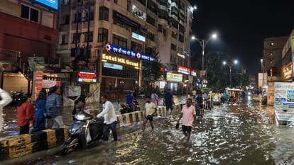 Rain in varanasi Knee-deep water at Godowlia waterlogging in 35 areas BHU hospital campus inundated