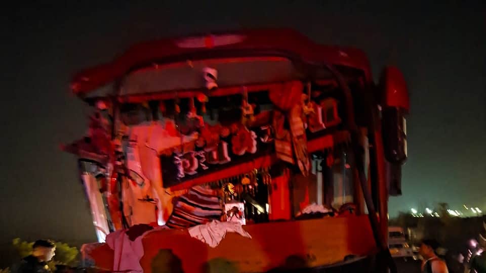 Double-Decker Bus Crashes Into Unknown Vehicle on Agra-Lucknow Expressway, 13 Injured
