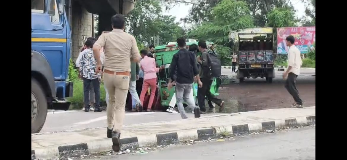 Hidden Pothole Filled With Rainwater Causes Frequent E-Rickshaw Accidents Near Nanamau Tiraha