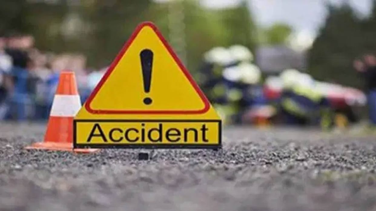 Bus coming from Kawardha to Raipur met with an accident, 20 passengers on board; several sustained minor injur