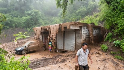 जाबली में दुकान पर आया भारी पानी, दुकानदार ने भागकर बचाई जान