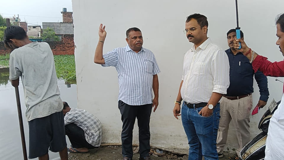 जलभराव वाले क्षेत्र में पहुंचे नगर आयुक्त