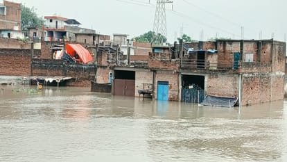 जलस्तर बढ़ने से खाली कराये जा रहे मकान