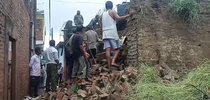 कच्चे मकान की दीवार और छत गिरी