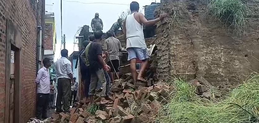 कच्चे मकान की दीवार और छत गिरी