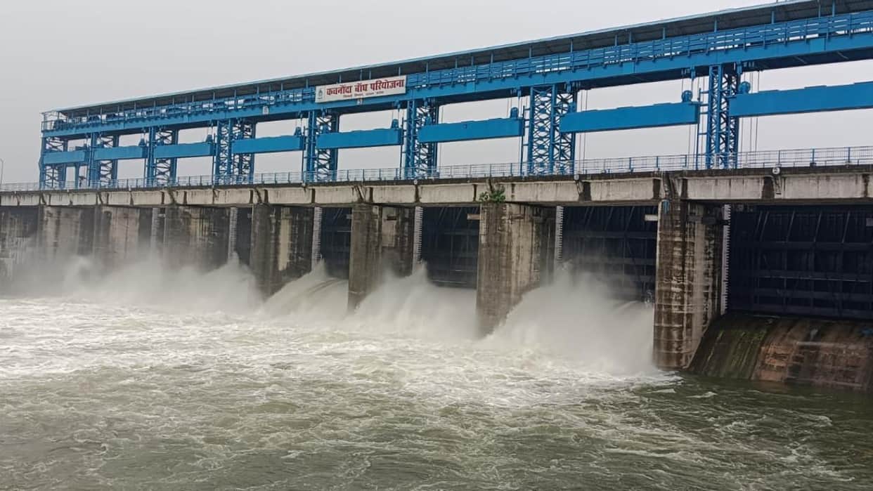 Lalitpur: Heavy rains fill dams; gates of 9 dams opened; alert issued for low-lying areas.
