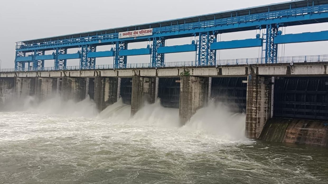 Lalitpur: Heavy rains fill dams; gates of 9 dams opened; alert issued for low-lying areas.