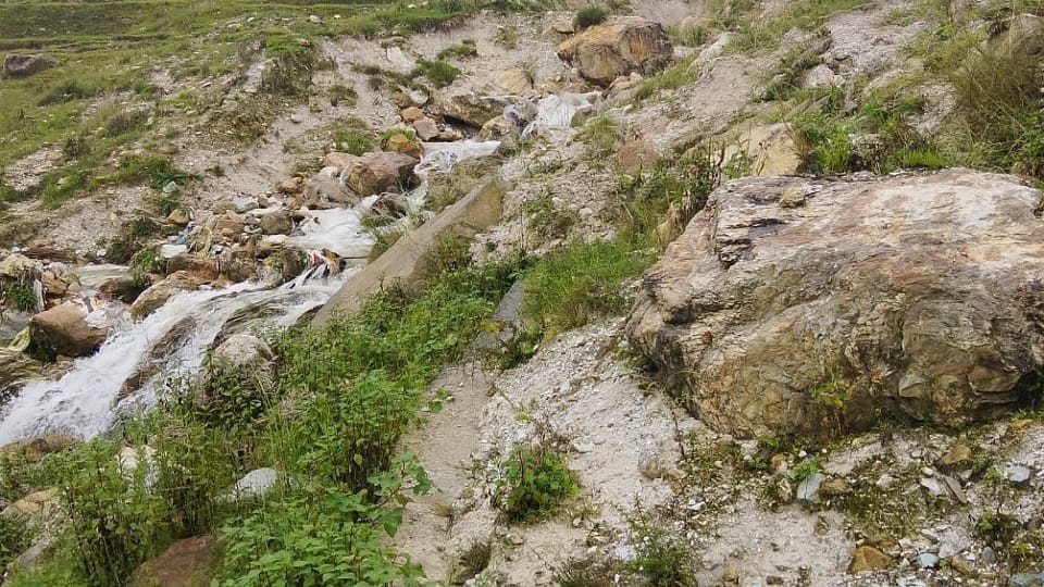 कांडेकन्याल में मकानों की ओर बढ़ता भूस्खलन और पानी।