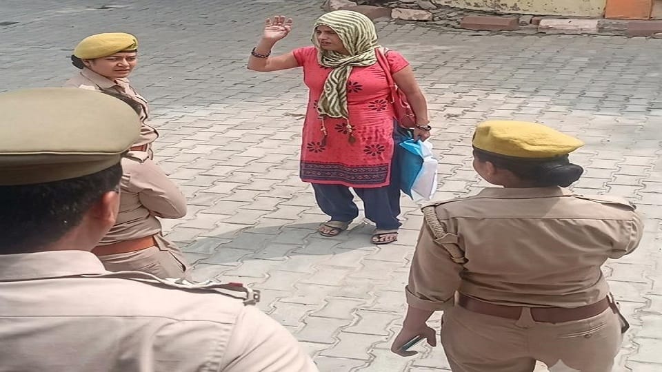 कलक्ट्रेट में पेट्रोल लेकर पहुंची महिला को घेरती पुलिस