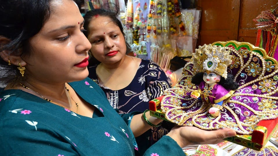 Markets Decked Up for Janmashtami, Special Kanha Outfits Arrive from Mathura, Rajkot and Nathdwara