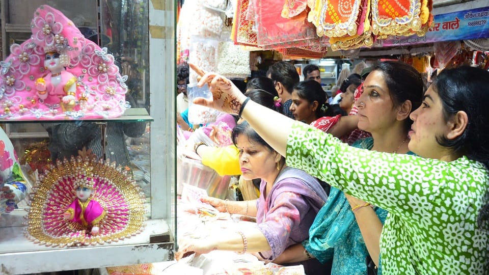 Markets Decked Up for Janmashtami, Special Kanha Outfits Arrive from Mathura, Rajkot and Nathdwara