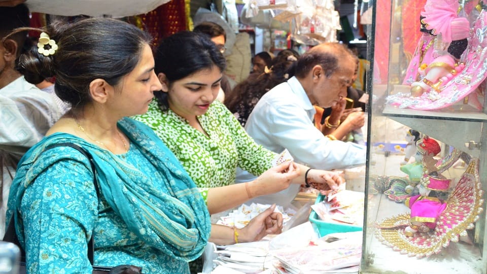 Markets Decked Up for Janmashtami, Special Kanha Outfits Arrive from Mathura, Rajkot and Nathdwara