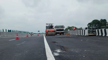 किमी संख्या 64.5 कोरारी रेलवे अंडरपास के स्लैब के पास दबी पर एप्रोच रोड की जाती मरम्मत