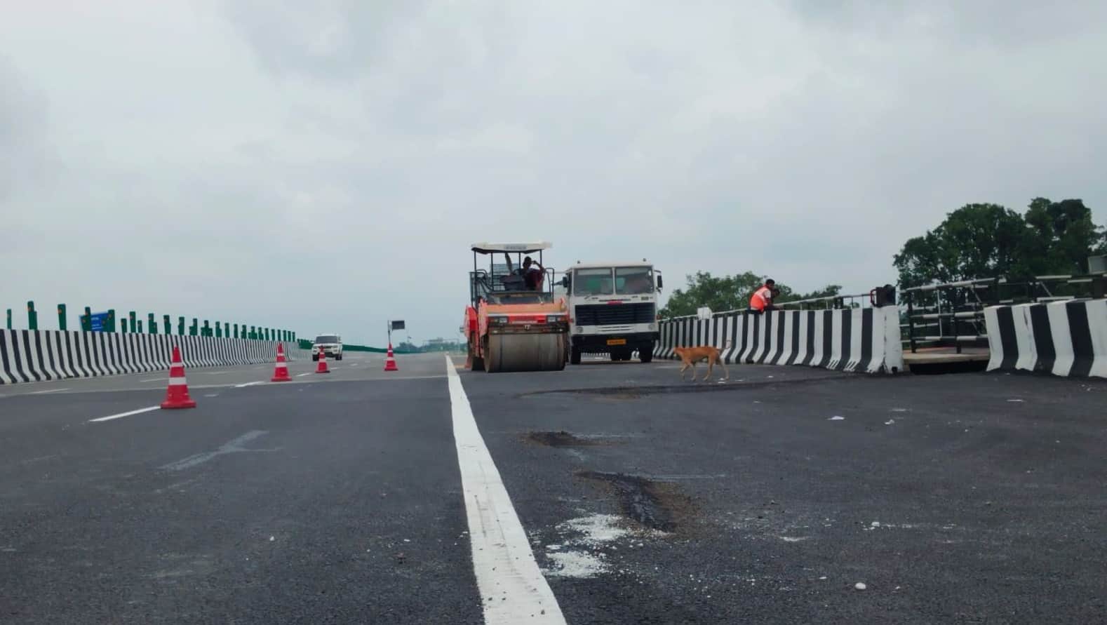 किमी संख्या 64.5 कोरारी रेलवे अंडरपास के स्लैब के पास दबी पर एप्रोच रोड की जाती मरम्मत