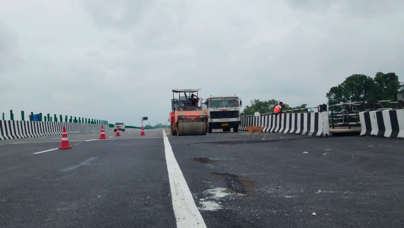 किमी संख्या 64.5 कोरारी रेलवे अंडरपास के स्लैब के पास दबी पर एप्रोच रोड की जाती मरम्मत