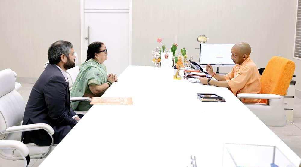 लखनऊ में मुख्यमंत्री योगी आदित्यनाथ से मुलाकात करतीं महापौर प्रमिला पांडेय व अनुराग पांडेय