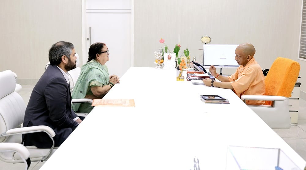 लखनऊ में मुख्यमंत्री योगी आदित्यनाथ से मुलाकात करतीं महापौर प्रमिला पांडेय व अनुराग पांडेय